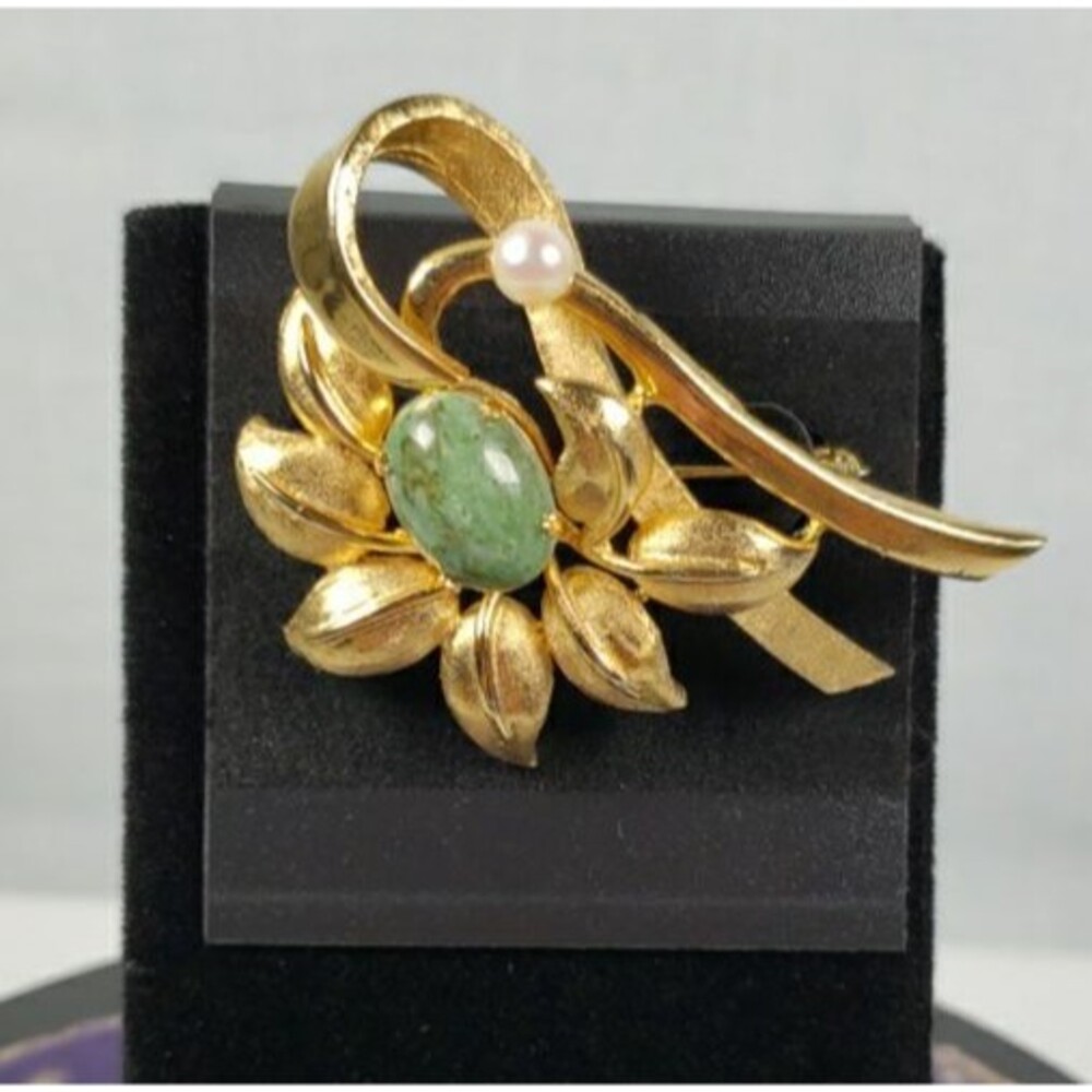 VTG Signed Brooks Cabochon Green Jade Cultured Pearl Flower Brooch Pin GoldTone